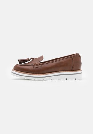 Brun læder tassel loafer med hvid rillede sål og syet detalje, vist fra siden på en hvid baggrund.