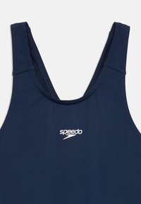 Μαγιό σε σκούρο μπλε χρώμα με λαιμόκοψη scoop και φαρδιές λωρίδες στους ώμους, με το λευκό λογότυπο Speedo στο στήθος. Ομαλό, ελαστικό ύφασμα.