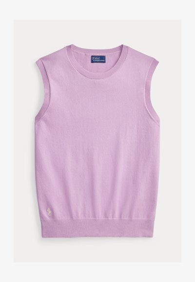 Μπλε αμάνικη πλεκτή ζακέτα σε λιλά χρώμα με ριμπ λαιμόκοψη, μασχάλες και τελείωμα, με μικρό κεντητό λογότυπο κοντά στο κάτω αριστερό μέρος.