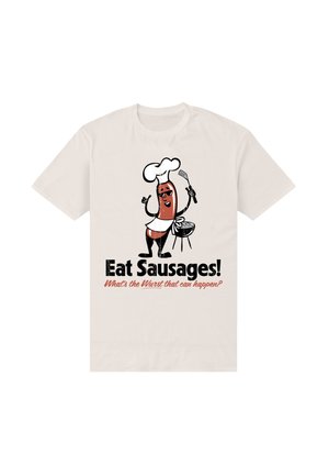 Hvid t-shirt med en tegneserie-sod, der bærer en kokkehue og holder en spatel, med teksten "Spis pølser! Hvad er det værste, der kan ske?"