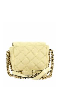 Petit sac bandoulière en cuir matelassé couleur crème avec chaîne dorée et patte d'épaule en cuir.