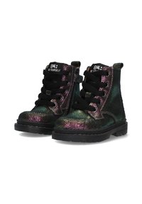 Botas de tobillo negras e iridiscentes con diseño de cordones, superficie texturizada y suela de goma; cuentan con un logotipo en la lengüeta y una cremallera lateral.