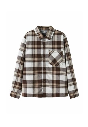 Chemise à manches longues boutonnée avec motif à carreaux marron, beige et blanc et une seule poche poitrine sur fond blanc.