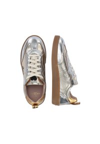 Sneaker metallici argento e oro con accenti beige, lacci piatti e suola in gomma texture. Un piccolo logo a forma di cuore è visibile all'interno.