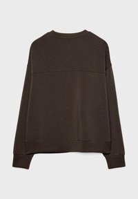 Rjava, ohlapna majica z dolgimi rokavi, okroglim izrezom in vodoravnim šivom čez hrbet. Iz mehke, teksturirane tkanine.