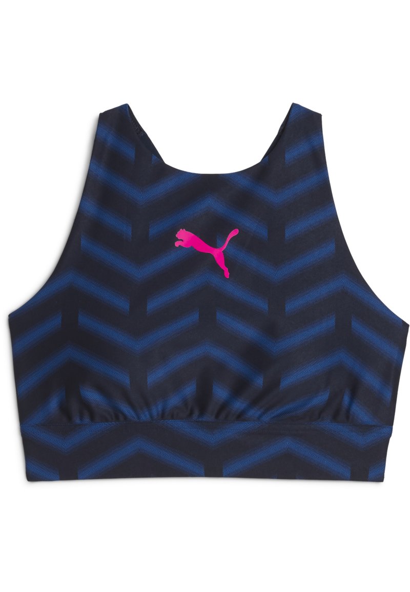 Sujeción deportiva en azul marino oscuro con un patrón de chevron azul, que presenta un logo de Puma en rosa en el centro y una cinturilla elástica.