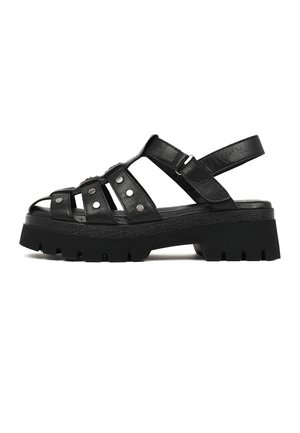 Zwarte sandaal met een dikke zool, meerdere bandjes en zilverkleurige studs, met een achterbandje en open teen ontwerp.