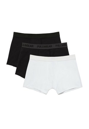 Tre par herreboxershorts, to sorte med mærkede taljebånd og et hvidt, arrangeret lagdelte på en hvid baggrund.