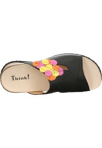 Schwarze Leder-Sandale mit einem bunten Blumenmuster in Pink, Gelb und Orange. Glatte Textur mit runder Form.