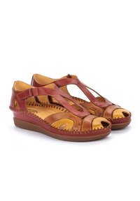 Bruine en tan leren sandalen met open tenen, T-band ontwerp, decoratieve uitsparingen en gestikte details langs de zool.