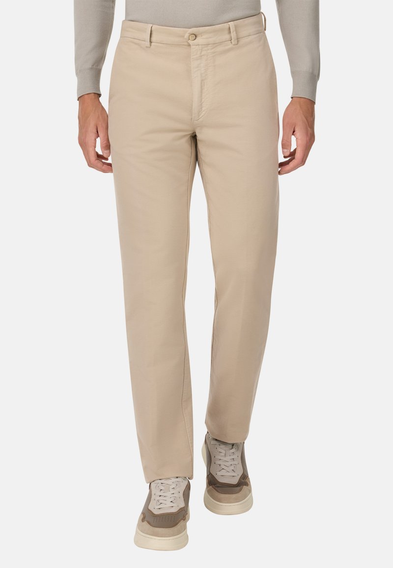 Pantaloni beige con vestibilità dritta, realizzati in cotone. Presentano una chiusura a bottone, due tasche laterali e un tessuto leggermente texture.