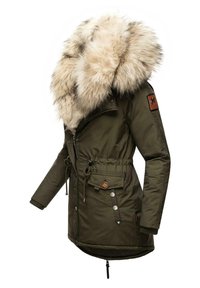 Parka verde oliva con capucha de pelo sintético, cintura ajustable con cordón, bolsillos laterales y detalles de botones. Textura suave y longitud hasta la mitad del muslo.