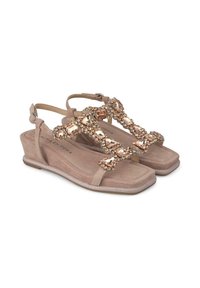 Sandalias de cuña beige con un acabado de gamuza texturizada, presentan una correa con joyas que incluye piedras transparentes y de color rosa, además de una suela acolchada.