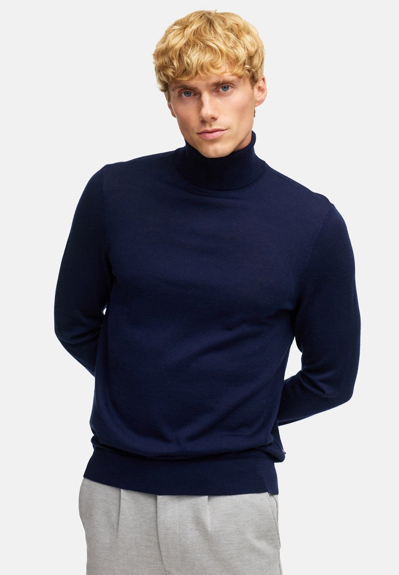 Dunkelblauer Rollkragenpullover mit langen Ärmeln, aus weichem Material gefertigt, mit taillierter Passform und gerippten Bündchen und Säumen.