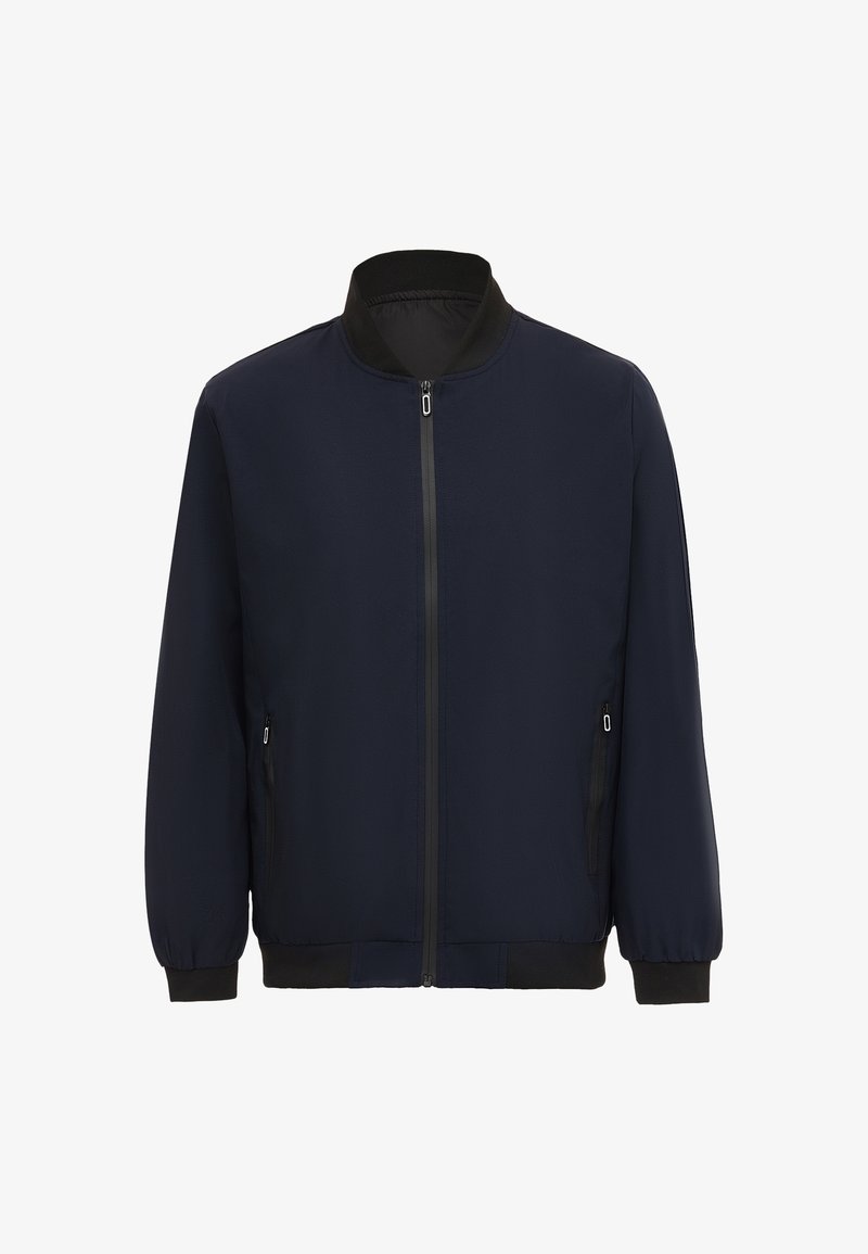 Laivastonsininen pommikonejacketti, jossa on musta ribattu kaulus ja hihansuut. Varustettu edessä vetoketjulla ja kahdella sivuvetoketjullisella taskulla. Sileä, kevyt kangas.
