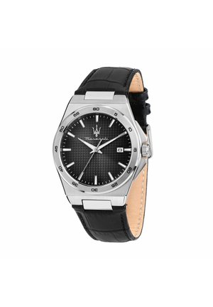 Orologio da polso Maserati con quadrante nero testurizzato, indici argento, datario, cassa in acciaio inossidabile e cinturino in pelle nera con cuciture.