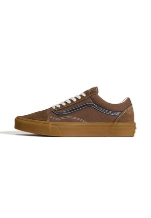 Brauner Sneaker mit niedrigem Schaft, weißen Schnürsenkeln, schwarzem Seitenstreifen, weißen Nähten und Gummisohle vor weißem Hintergrund.