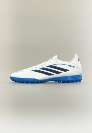 Λευκό και μπλε ποδοσφαιρικό παπούτσι Adidas Copa με υφή μπλε σόλας και μαύρες λωρίδες της μάρκας σε ουδέτερο φόντο.