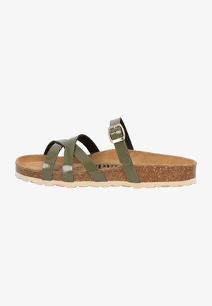 Sandale en cuir verni vert olive avec deux brides croisées et une sangle de cheville ajustable. Semelle intérieure en liège et semelle en caoutchouc beige.
