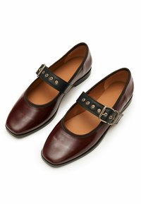 BALAGAN Bailarinas con hebilla - glossy bordo