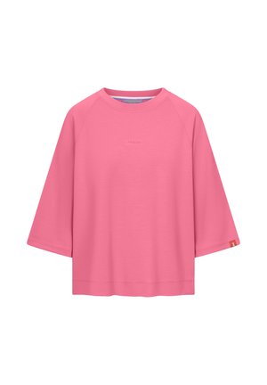 Rosa Langarmshirt mit Rundhalsausschnitt, weiten Ärmeln und dezentem "FRIEDA"-Schriftzug auf der Brust sowie einem kleinen orangenen Etikett am linken Ärmel.