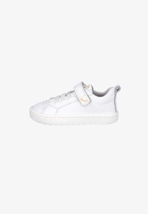 Zapatilla blanca para niños con cordones y una tira de velcro, lengüeta gris en el talón y suela de goma texturizada, mostrada de perfil sobre un fondo blanco.