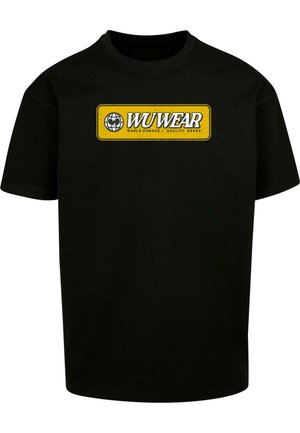 Crna pamučna majica s pravokutnim žutim logotipom na kojem piše "WUWear" uz ikonu globusa i "SVIJETSKI POZNATE / KVALITETNE ROBE".