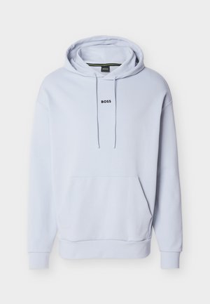 Vaaleansininen huppari, valmistettu puuvillasekoitteesta, jossa on kengurutasku, kiristysnauhallinen huppu ja pieni musta "BOSS"-logo rinnassa.