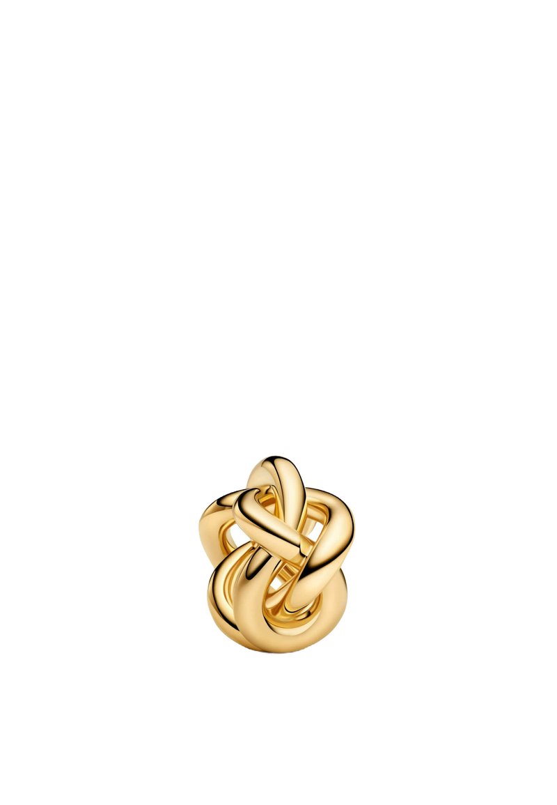 Bague en ton doré avec une surface lisse et polie et un design entrelacé, présentant une forme arrondie et des accents contemporains.