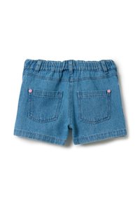 Pantalones cortos de mezclilla con cinturilla elástica, color azul, dos bolsillos traseros y pequeños acentos de botón rosa. Dobladillo recto y diseño casual.