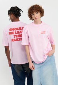 YOURTURN UNISEX - T-shirt med print - light pink
