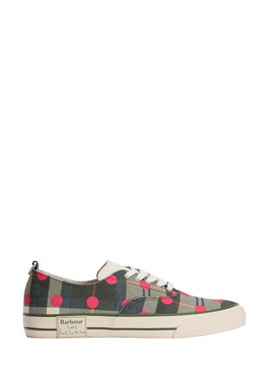 Lage vetersneaker met groen en beige ruitpatroon, felroze polkadots, witte zool en Barbour x Paul Smith-logo aan de zijkant.