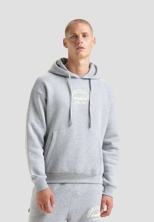 Felpa grigia in cotone con tasca a marsupio, cappuccio con cordino e logo stampato in beige, con polsini e orlo a costine.