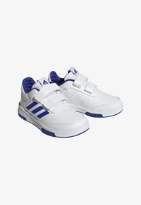 Białe syntetyczne sneakersy z niebieskimi akcentami i rzepami. Zawierają trzy niebieskie paski i perforowane detale po bokach.