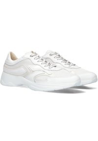 Witte sneakers met een gladde leren en mesh bovenkant, een ronde neus en getextureerde accenten. Lichtgewicht zool met een subtiel looppatroon.