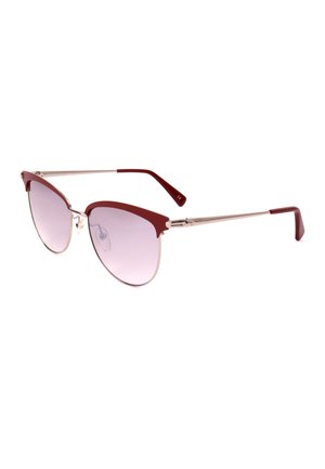 Occhiali da sole stile cat-eye con sottili aste in metallo dorato, montatura burgundy sulla linea sopraccigliare e terminali delle aste, con lenti sfumate viola chiaro.