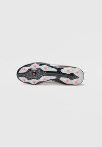 Crampon noir et gris avec une surface texturée. Présente une semelle extérieure transparente avec des pointes roses, une semelle intermédiaire prononcée et un design épuré.