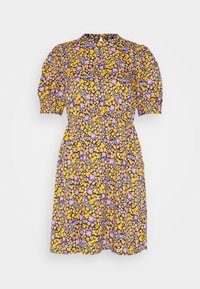 Blommig klänning med svart bakgrund och gula, lila och vita blommor. Puffärmar, krage och knytmidja.