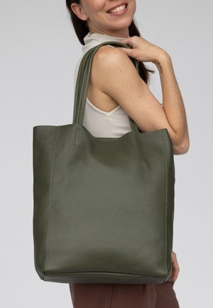 Gusti Leder, BIG WOMAN HANDBAG VILMA - Shopping bags - grün