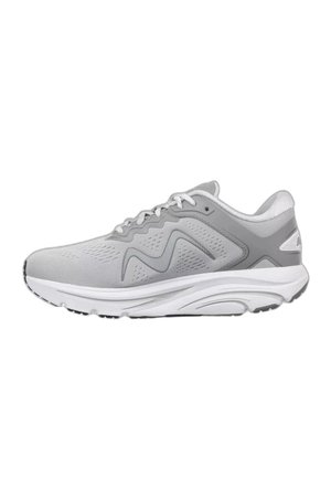 Zapatilla deportiva gris claro con suela blanca, parte superior de malla, cordones y diseño en forma de ola en el lateral, mostrada desde el lado exterior.