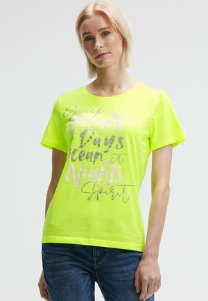 Neon-gelbe Baumwoll-T-Shirt mit silberfarbener Druckschrift. Kurze Ärmel und Rundhalsausschnitt. Lockere Passform mit glatter Textur.