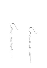 Strieborné kovové náušnice so visiacimi trojicami štíhlych reťazcov s kruhovými akcentmi, zakončené háčikom.