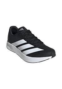 Schwarzer Sportschuh mit strukturiertem Obermaterial und weißem Drei-Streifen-Design. Verfügt über eine flache Sohle und eine abgerundete Zehenpartie. Leichte und atmungsaktive Konstruktion.