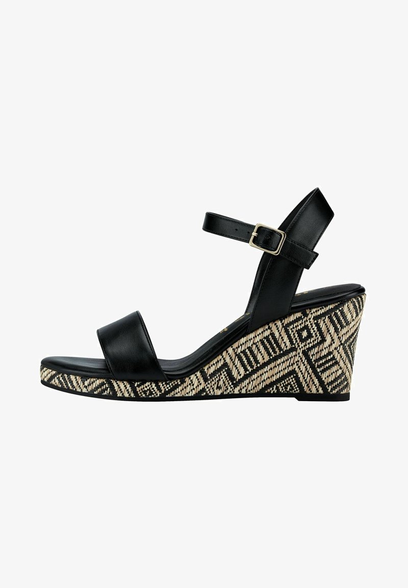 Sandales compensées en cuir noir avec une large bride et une boucle à la cheville. La semelle compensée est ornée d'un motif géométrique noir et beige.