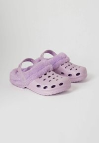 Purpursarkani plastmasas klumpji ar pūkainu lavandas iekšējo odere, kas aprīkoti ar ventilācijas caurumiem un aizmugurēju siksniņu drošai pieguvei. Tekstūrēta zole, lai nodrošinātu saķeri.