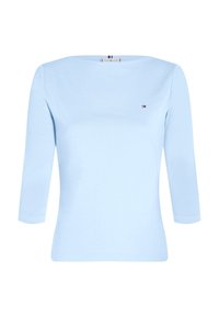 Top azzurro chiaro a maniche lunghe in morbido misto cotone, con scollatura a barca e un piccolo logo sul petto. Tessuto liscio, senza fantasie.