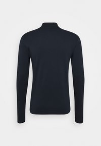 Mörk marinblå skjorta med långa ärmar, hög krage, slät textur och en figursydd design utan synliga mönster eller detaljer.