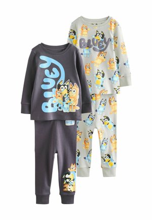 To sæt børnepyjamas: en mørkegrå med et stort "Bluey" grafik og en lys grå med farverige karaktermønstre; blødt stof.