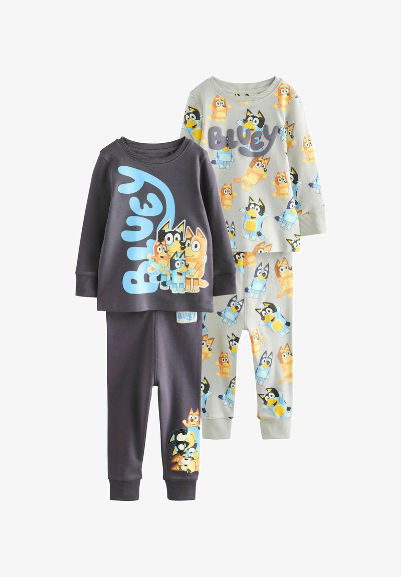 Deux ensembles de pyjamas pour enfants : un en gris foncé avec un grand graphique "Bluey" et un en gris clair avec des motifs colorés de personnages ; tissu doux.