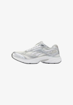 Witte en zilveren atletische hardloopschoen met mesh en synthetische bovenkant, gedempte zool en vetersluiting, zijaanzicht op effen achtergrond.